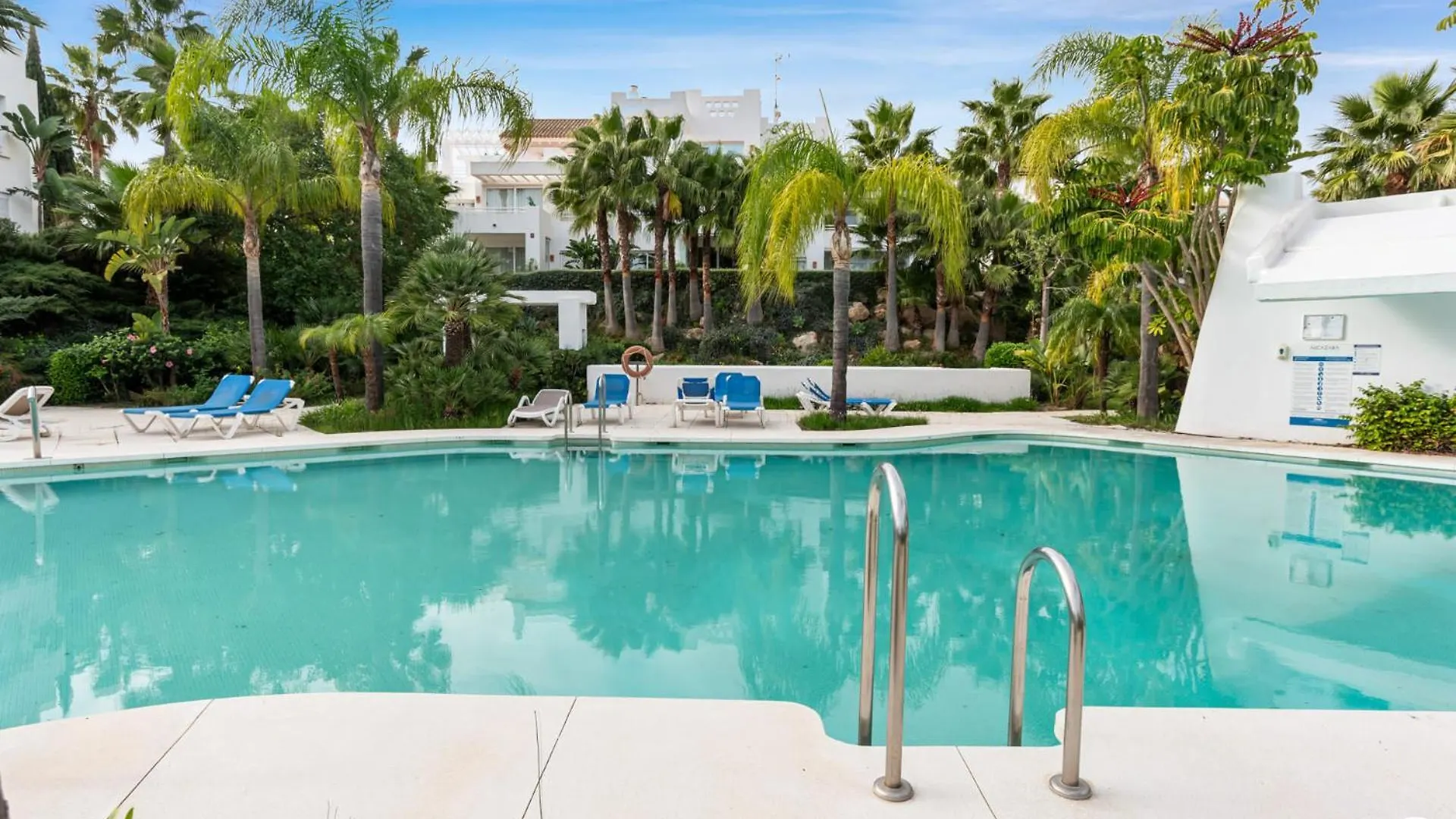 Vivi Homes - Casa Sereno Pool, Terrace & Garden Estepona Apartment