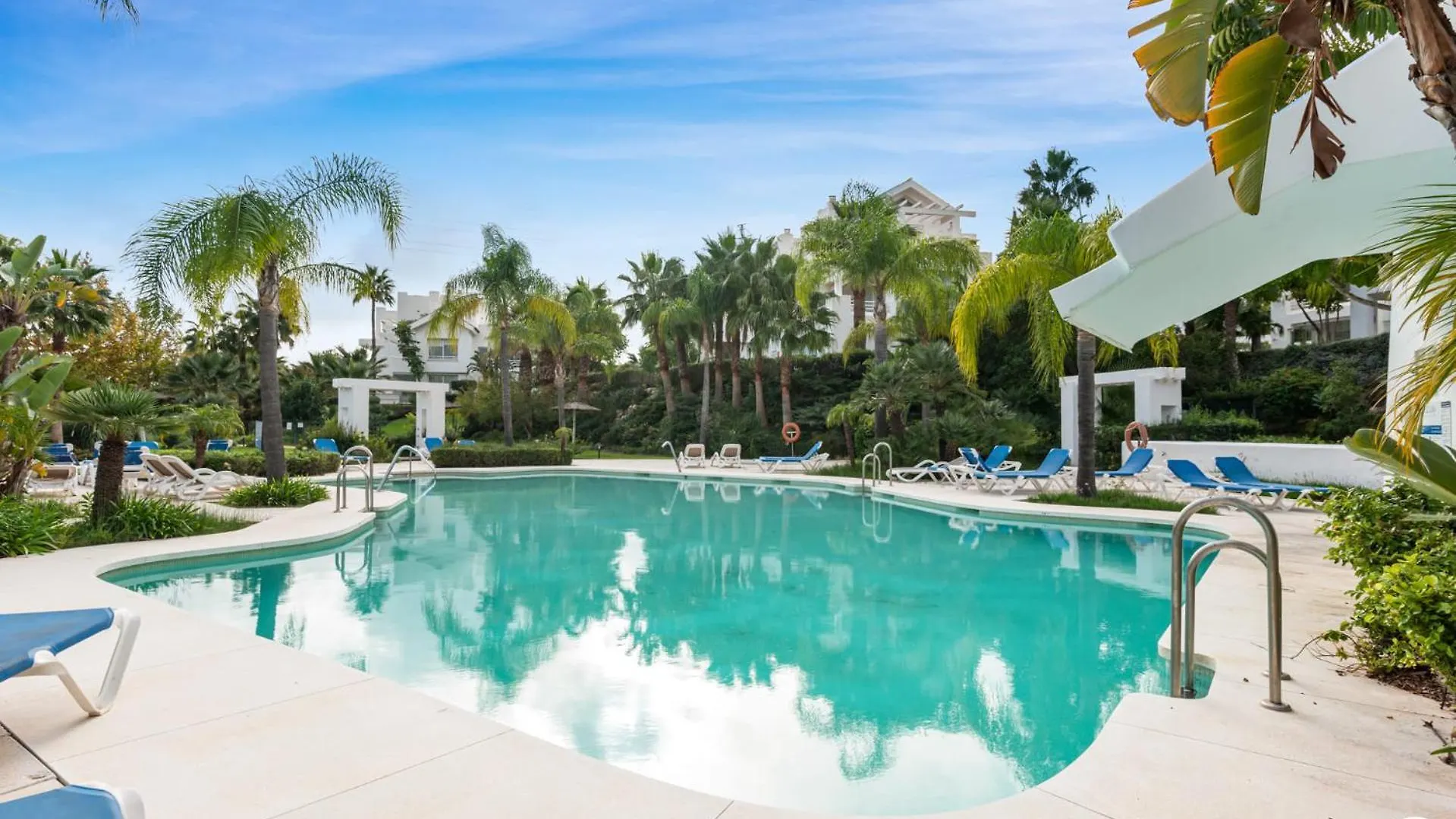 Vivi Homes - Casa Sereno Pool, Terrace & Garden Estepona Apartment